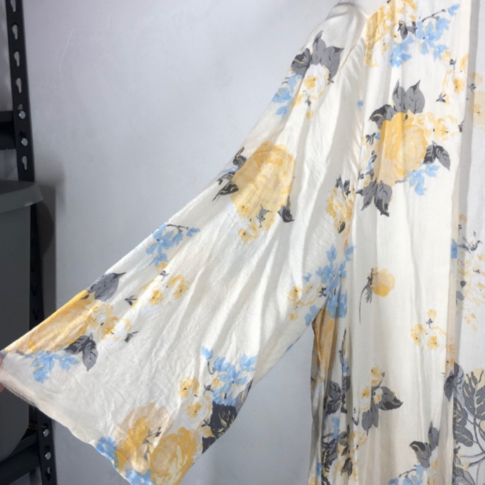 Torrid pale yellow floral kimono - Picture 5 of 14